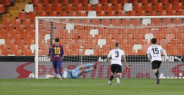 1-1. Leo Messi marca el primer gol. El argentino lanza el penalti, desvia Cillessen y en el rechaze tras el tiro de Pedri, empuja el balón al fondo de la red.