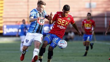 Futbol, Union Espanola vs Huachipato  Octava fecha, primera rueda Campeonato 2020.  El jugador de Huachipato Claudio Sepulveda, izquierda, disputa el balon con Yulian Mejiade Union Espanola durante el partido de primera division realizado en el estadio Sa