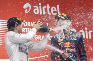 Sebastian Vettel celebrando su décima victoria de la temporada y su cuarto campeonato consecutivo.