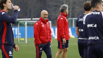 El t¨¦cnico ?scar Gilsanz, durante un entrenamiento del Deportivo.