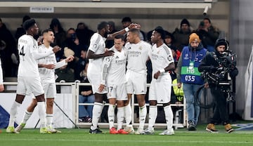 0-1. El delantero francs del Real Madrid celebra el primer tanto con sus compa?eros.