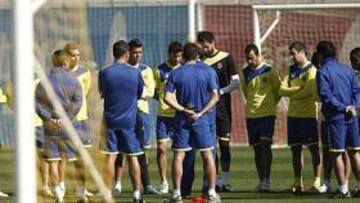 <b>AGOBIADOS. </b>A los jugadores del Villarreal se les está haciendo eterna la temporada.