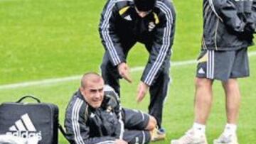 <b>DOLIDO. </b>Cannavaro se quedó tumbado en el terreno de juego tras la entrada de Van Nistelrooy.