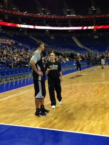 Danny Green y Becky Hammon, exjugadora y entrenadora asistente de San Antonio.