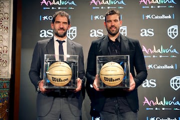 Jorge Garbajosa y Marc Gasol posando con el galardón.