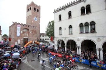 Los ciclistas toman la salida en la duodécima etapa en la plaza Castello en Noale (Treviso).