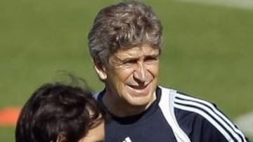 Rubén Cousillas, ayudante del entrenador del Real Madrid, Manuel Pellegrini, aseguró que "ni en sueños" se podía creer que acabaría en el club blanco, y recalcó que "el desafío es enorme" porque están "obligados" a salir campeones, para lo que deberán "armar un equipo que dé espectáculo y consiga logros".