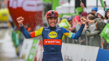 Juanpe López celebra su victoria en el Tour de los Alpes.