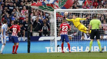Lunin sacó una mano espectacular a Lemar y evitó el 2-0 a favor del Atlético de Madrid.