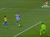 ¿Había un gol más fácil para perderse? La jugada de Depay que retrata la crisis del Barça