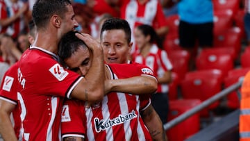 BILBAO, 06/10/2023.- Los jugadores del Athletic Club celebran el gol de su equipo durante el encuentro correspondiente a la jornada nueve de primera división disputado hoy viernes en el estadio de San Mamés, en Bilbao. EFE / Miguel Toña.
