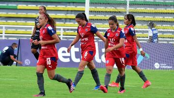 Jugadoras de DIM-Formas &Iacute;ntimas en un partido de la Liga Femenina