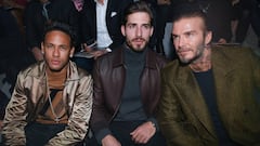 Neymar asiste a un desfile de la Semana de la Moda de Par&iacute;s al lado de su compa&ntilde;ero Trapp y de David Beckham.