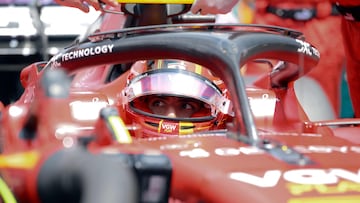 Carlos Sainz, subido al Ferrari durante el GP de España.