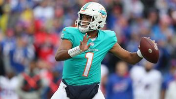 El quarterback de los Miami Dolphins, Tua Tagovailoa, no ver&aacute; acci&oacute;n contra los Houston Texans por lesiones en las costillas y una fractura en la mano.