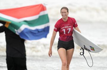 La gran sorpresa del torneo. La surfista sudafricana se encontró con la siete veces campeona del mundo de surf, Stephanie Gilmore, a la primera de cambio. La ganó. Luego haría lo propio con Yolanda Hopkins y en semifinales con Caroline Marks. En la final no pudo con Carissa Moore, pero seguro que esta plata le sabe a oro. De hecho ha anunciado que deja la competición tras Tokio 2020... bonito broche a su carrera.