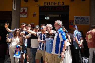 Seguidores realistas recorren las calles de Sevilla antes del encuentro decisivo en el estadio de La Cartuja.