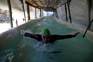 El argentino Sebastián Galleguillo, un nadador paralímpico que sufre de pérdida auditiva, se entrena en la piscina que su familia construyó para él durante la pandemia de COVID-19 en Florencio Varela, en las afueras de Buenos Aires. La falta de medios por el encierro se ha compensado con imaginación en medio mundo.