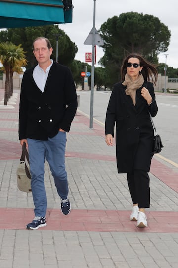 Bruno Gómez-Acebo y Bárbara Cano de la Plaza en la capilla ardiente de Fernando Gómez-Acebo, en el Tanatorio Parcesa La Paz.