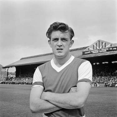 En los años 50, Ward fue el adolescente que rompió moldes en el Arsenal, debutando antes de cumplir los 17. Aunque su carrera estuvo marcada por el servicio militar, quedó en la memoria como el pionero que abrió camino a futuras generaciones de canteranos. Debutó ante el Huddersfield Town y luego jugó de forma esporádica debido al servicio militar.