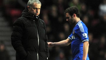 Chelsea's Portuguese manager Jose Mourinho (L) watches after Chelsea's Spanish midfielder Juan Mata (R) is substituted during the English Premier League football match between Southampton and Chelsea at St Mary's Stadium in Southampton, southern England, on January 1, 2014. Chelsea won 3-0. AFP PHOTO / GLYN KIRK
RESTRICTED TO EDITORIAL USE. No use with unauthorized audio, video, data, fixture lists, club/league logos or live services. Online in-match use limited to 45 images, no video emulation. No use in betting, games or single club/league/player publications.