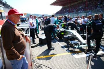 Niki Lauda observa los trabajos en el coche de Lewis Hamilton.