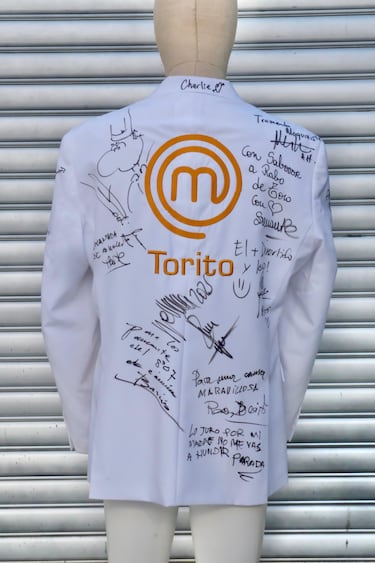 Sale a subasta una chaqueta de ‘MasterChef’ firmada por los concursantes para luchar contra la leucemia infantil