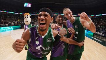 Los jugadores del Unicaja celebran la contundente victoria ante el Barcelona en el Martín Carpena.