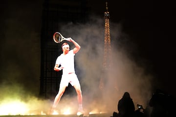 Rafa Nadal se despide del tenis en la Copa Davis en Málaga. Nike y París le han homenajeado proyectando sus imágenes en la Plaza de Trocadero de la capital francesa, donde ganó 14 Roland Garros.