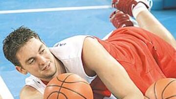 <b>REPOSO FICTICIO. </b>Entre partido y partido no hay descanso para los jugadores, sino entrenamientos, aunque con hueco para la sonrisa.