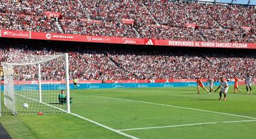 El ex jugador del Barcelona aprovecha la oportunidad y engañó a Szczesny disparando a la derecha del meta, quien se venció al lado contrario.