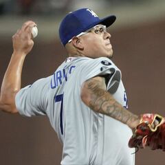 Julio Urías rebasa en ponches a Fernando Valenzuela en playoffs