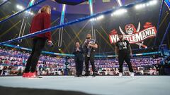 Edge y Roman Reigns hablan en SmackDown.