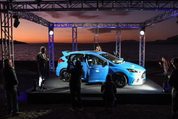 En la Región de la Araucanía Ford presentó por primera vez en Chile el Focus RS. Desde la línea de performance de la marca llega con un motor de 2.3 litros y 350 hp de potencia.
La presentación se llevó a cabo en Pucón y luego se realizó una prueba del vehículo en el autódromo Interlomas de Temuco.