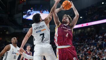 MADRID, 17/11/2024.-El base del Hiopos Lleida Rafael Villar (d) intenta el tiro ante Campazo del Real Madrid, durante el partido correspondiente a la jornada 8 de la Liga Endesa, disputado este domingo. EFE/ Juanjo Martin