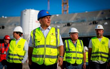 Laporta observa la gran reforma del Camp Nou.