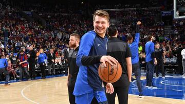 PHILADELPHIA, PA - JANUARY 5: Luka Doncic #77 of the Dallas Mavericks smiles prior to a game against the Philadelphia 76ers on January 5, 2019 at the Wells Fargo Center in Philadelphia, Pennsylvania NOTE TO USER: User expressly acknowledges and agrees that, by downloading and/or using this Photograph, user is consenting to the terms and conditions of the Getty Images License Agreement. Mandatory Copyright Notice: Copyright 2019 NBAE (Photo by Jesse D. Garrabrant/NBAE via Getty Images)
 PUBLICADA 14/01/19 NA MA41 2COL