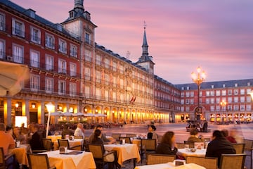 Comida: desde las 13:30 hasta las 15:00 horas | Cena: desde las 21:30 hasta las 22:30 horas. En la foto, la Plaza Mayor de Madrid. 