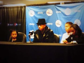 Allen Iverson en rueda de prensa con su familia.