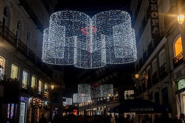Madrid ilumina sus calles con más de 13 millones de luces LED en 240 puntos de la ciudad, destacando un árbol de 37 metros en Sol, un túnel luminoso en Gran Vía y un ángel gigante de 18 metros en Colón.