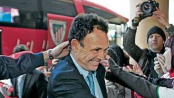 <b>Recibido por 60 hinchas vascos</b> Joaquín Caparrós no pudo comenzar mejor su regreso a A Coruña. Unos 60 aficionados del Athletic se acercaron ayer al hotel de concentración para recibir al equipo. El utrerano fue el más aclamado a su llegada y hoy contará en las gradas de Riazor con el apoyo de los 700 seguidores rojiblancos que se han desplazado a Galicia para apoyar a su equipo.