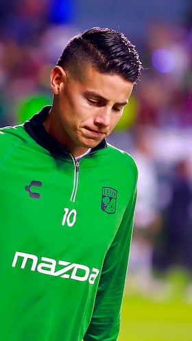 MEX8085. LEÓN (MÉXICO), 08/11/2025.- James Rodríguez de León saluda durante el calentamiento este sábado, previo a un partido de la Liga MX entre León y Puebla en el estadio León (México). EFE/Luis Ramírez