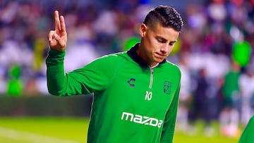 MEX8085. LEÓN (MÉXICO), 08/11/2025.- James Rodríguez de León saluda durante el calentamiento este sábado, previo a un partido de la Liga MX entre León y Puebla en el estadio León (México). EFE/Luis Ramírez