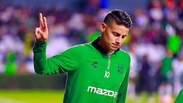 MEX8085. LEÓN (MÉXICO), 08/11/2025.- James Rodríguez de León saluda durante el calentamiento este sábado, previo a un partido de la Liga MX entre León y Puebla en el estadio León (México). EFE/Luis Ramírez