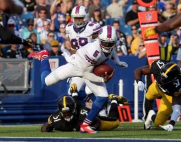 EJ Manuel empez¨® de titular en los Bills e hizo un s¨®lido partido con un 7 de 8 para 170 yardas y 2 touchdowns, aunque Tyrod Taylor, recientemente confirmado como QB titular, se destap¨® con un 12 de 13 para 122 yardas y un touchdown de carrera de 20 yardas (en la imagen). Por parte de Pittsburgh debut¨® el reci¨¦n adquirido Michael Vick, fichado despu¨¦s de que el tercer QB de los Steelers (Gradkowski) sufriera una lesi¨®n en la mano que le mantendr¨¢ fuera toda la tempoarada.