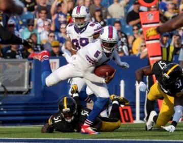 EJ Manuel empezó de titular en los Bills e hizo un sólido partido con un 7 de 8 para 170 yardas y 2 touchdowns, aunque Tyrod Taylor, recientemente confirmado como QB titular, se destapó con un 12 de 13 para 122 yardas y un touchdown de carrera de 20 yardas (en la imagen). Por parte de Pittsburgh debutó el recién adquirido Michael Vick, fichado después de que el tercer QB de los Steelers (Gradkowski) sufriera una lesión en la mano que le mantendrá fuera toda la tempoarada.