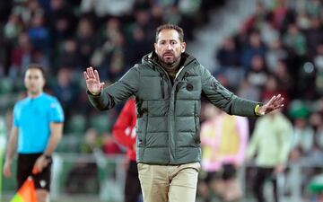 El primer partido del actual técnico del Elche fue ante el Guadalajara, en Copa del Rey. Los ilicitanos ganaron 0-3. En la actualidad, el equipo sigue en el puesto 20 de la tabla.