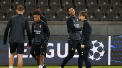 Real Madrid's English midfielder #05 Jude Bellingham and Real Madrid's Croatian midfielder #10 Luka Modric  joke as they attend a training session in Berlin on December 11, 2023, on the eve of the UEFA Champions League Group C match Union Berlin vs Real Madrid CF. (Photo by Odd ANDERSEN / AFP)