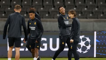 Real Madrid's English midfielder #05 Jude Bellingham and Real Madrid's Croatian midfielder #10 Luka Modric  joke as they attend a training session in Berlin on December 11, 2023, on the eve of the UEFA Champions League Group C match Union Berlin vs Real Madrid CF. (Photo by Odd ANDERSEN / AFP)