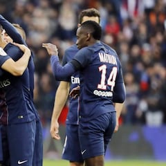 El PSG continúa en la pelea con goles de Cavani y Di María